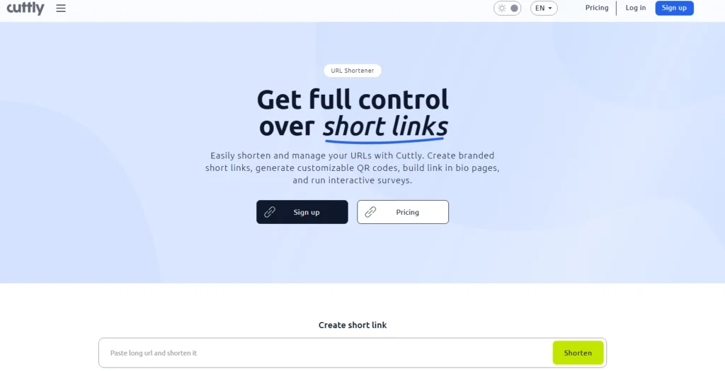 Interface du site Cuttly, un raccourcisseur d’URL complet avec statistiques et QR code intégrés.