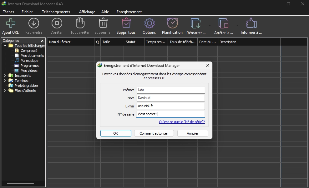Fenêtre d'enregistrement d'Internet Download Manager avec les champs prénom, nom, e-mail et numéro de série pour activer la licence.